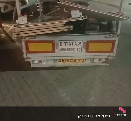 משאית עם ציוד בנייה בחניון
